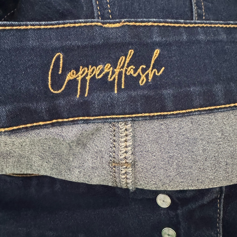 Curvy Dark Wash Capris - Picture 5 of 6